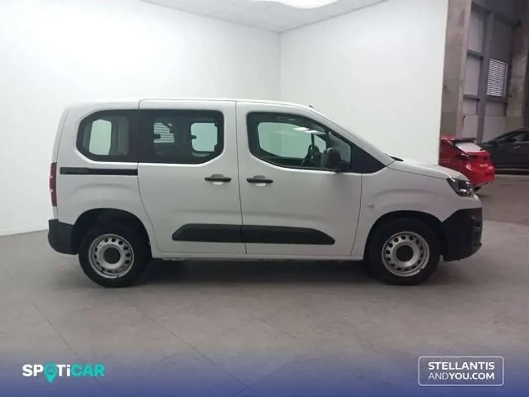 Usado Citroën Berlingo Live 102 CV (75 kW) 2024 Blanco Monovolumen