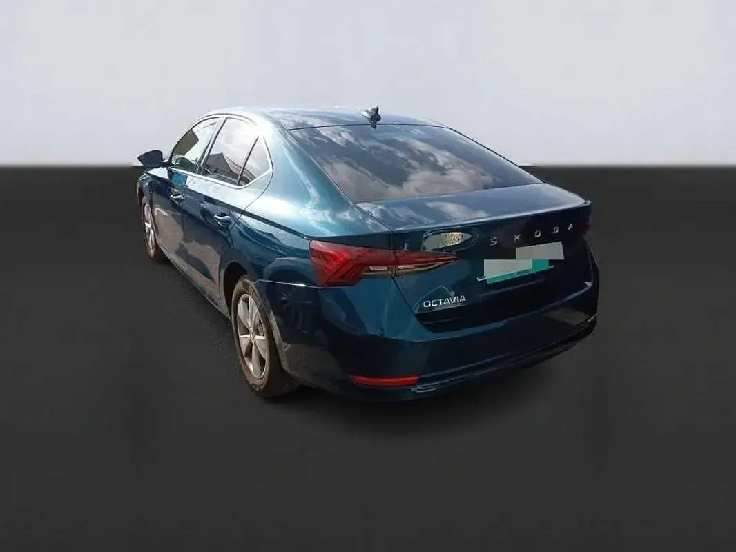 Usado Skoda Octavia Ambition 116 CV (85 kW) 2021 Azul Berlina