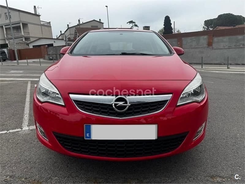 Usado Opel Astra Expression 100 CV (73 kW) 2011 Rojo Berlina