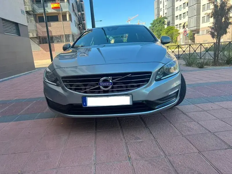 Usado Volvo S60 Momentum 120 CV (88 kW) 2018 Gris / plata Berlina