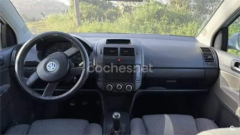 Usado VW Polo Highline 100 CV (73 kW) 2004 Gris / plata Utilitario