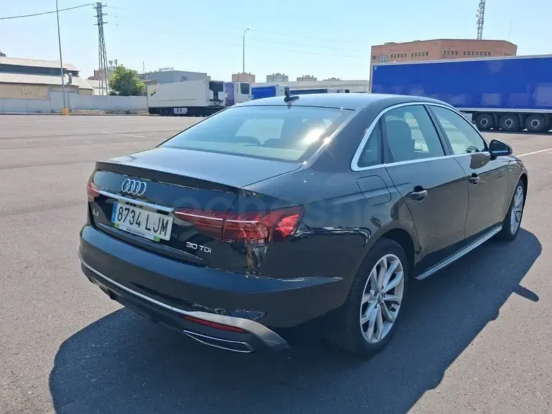 Usado Audi A4 Advanced Plus 136 CV (100 kW) 2020 Negro Berlina