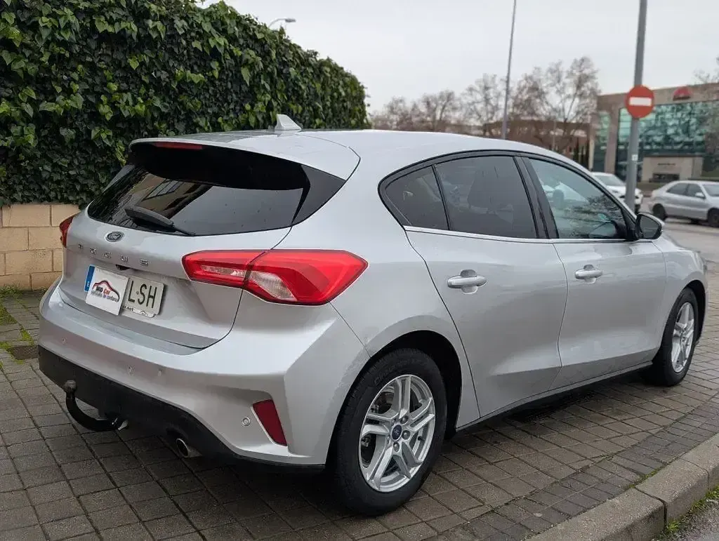 Usado Ford Focus Titanium 120 CV (88 kW) 2021 Gris Utilitario