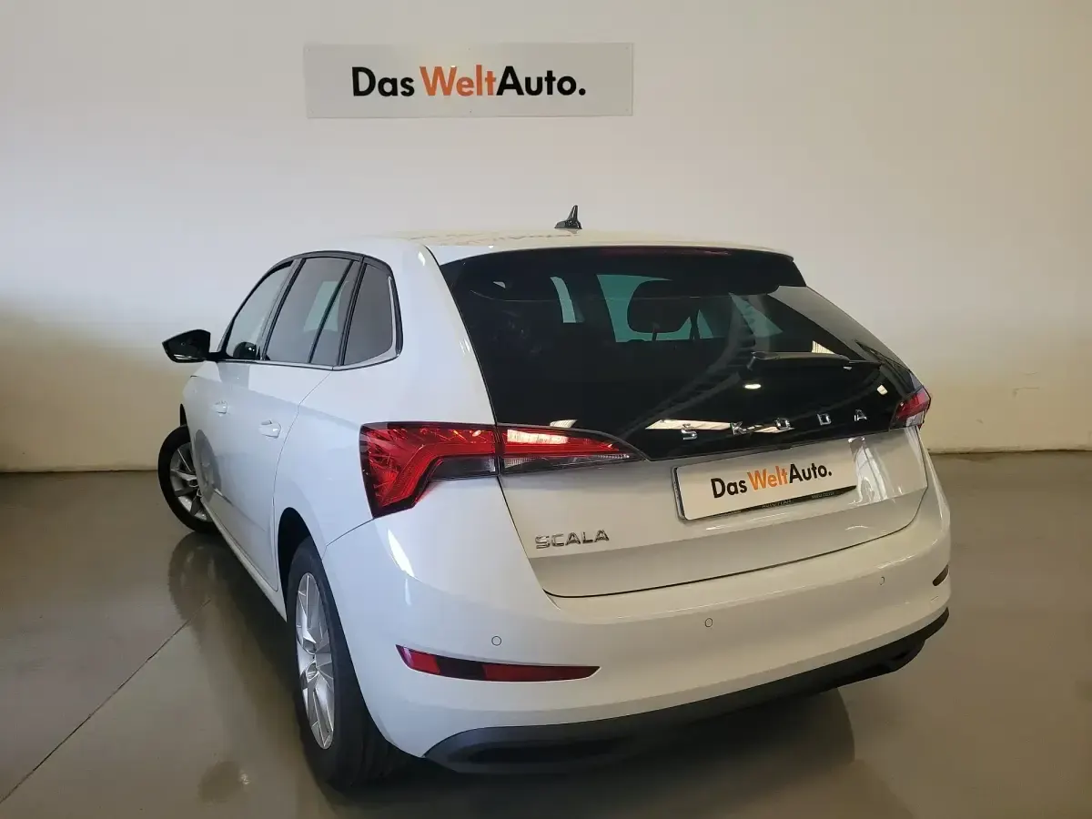 Usado Skoda Scala Ambition 110 CV (80 kW) 2022 Blanco Utilitario