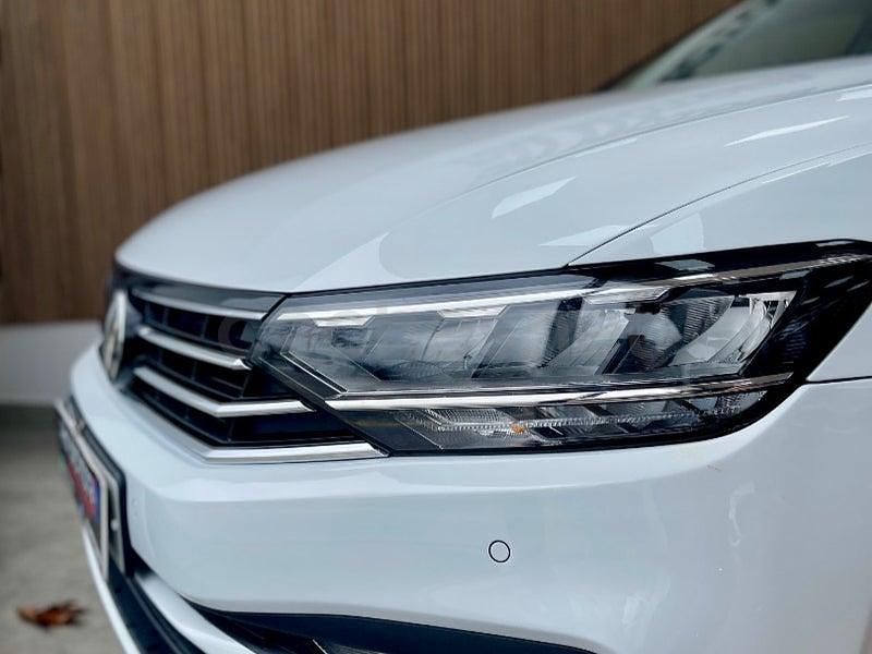Usado VW Passat Business 150 CV (110 kW) 2021 Blanco Familiar