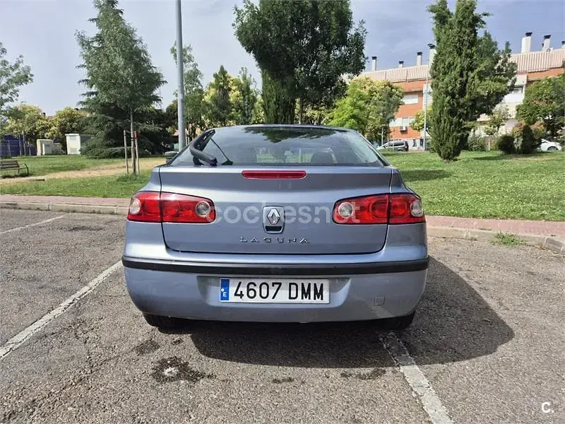 Usado Renault Laguna II Authentique 110 CV (80 kW) 2005 Gris / plata Berlina