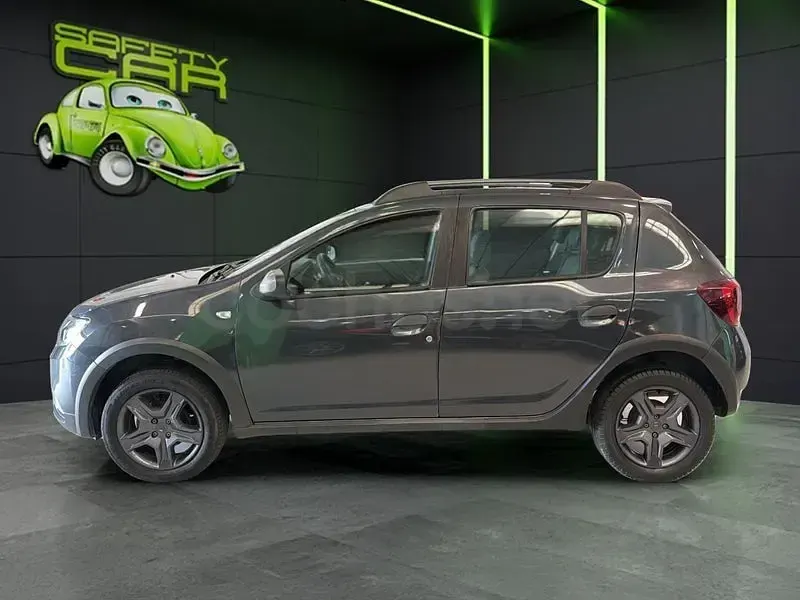 Usado Dacia Sandero 90 CV (66 kW) 2017 Gris / plata Berlina