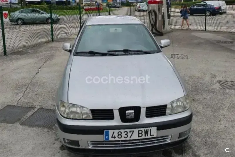 Usado Seat Cordoba Sport 110 CV (80 kW) 2002 Gris / plata Berlina