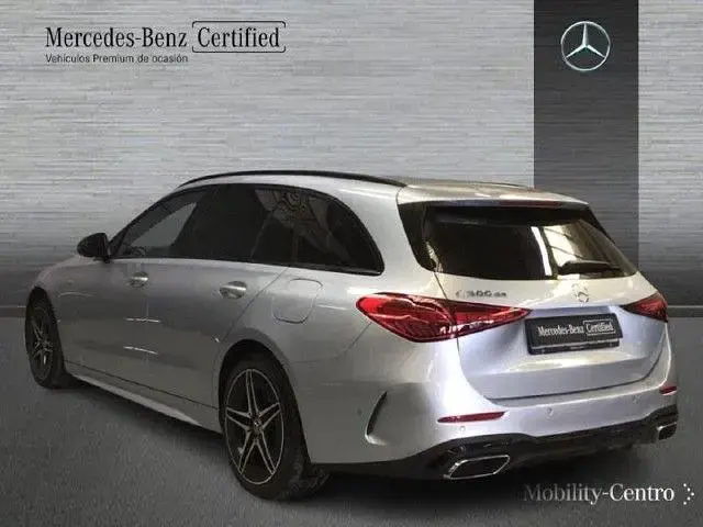 Usado Mercedes C300e 313 CV (230 kW) 2025 Plata hightech Familiar