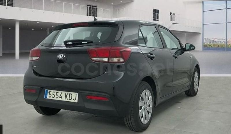 Usado Kia Rio 84 CV (61 kW) 2017 Negro Berlina