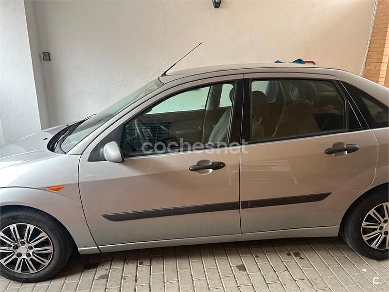 Usado Ford Focus Ghia 115 CV (84 kW) 2004 Gris / plata Berlina
