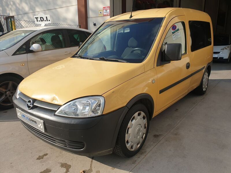 Amarillo Usado 2007 Opel Combo Monovolumen | 3499 € - Imagen 1/4