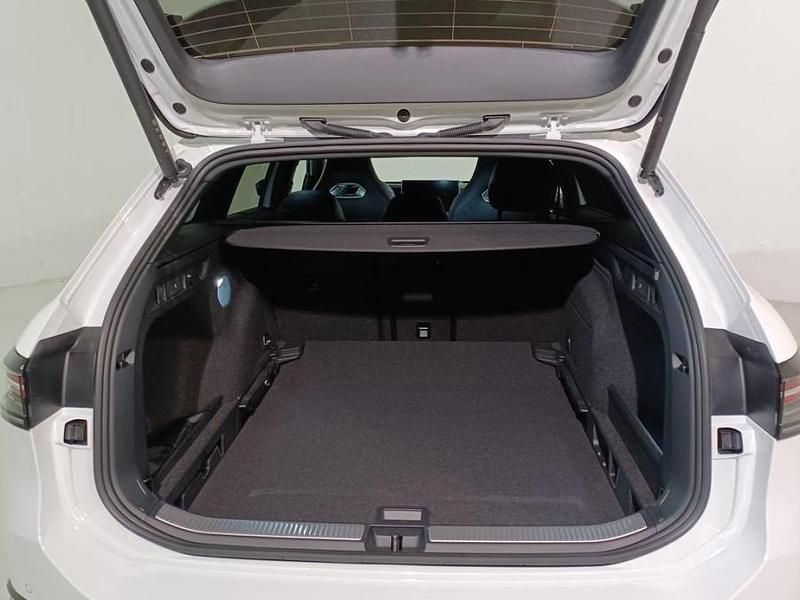 Usado VW Passat R-line 150 CV (110 kW) 2024 Blanco Familiar