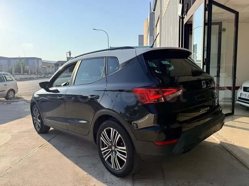 Usado Seat Arona Style 110 CV (80 kW) 2023 Negro SUV