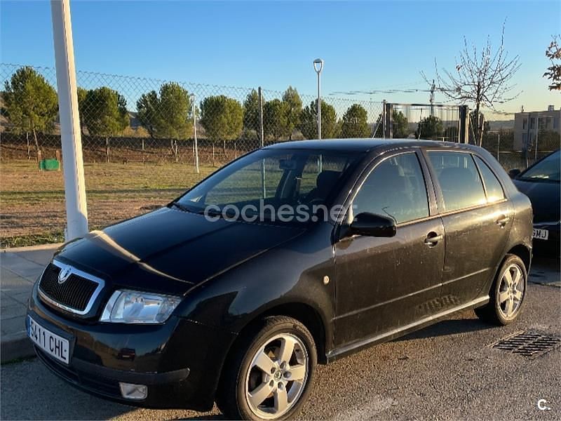 Negro Usado 2003 Skoda Fabia Comfort Berlina | 2200 € (Precio justo) - Imagen 1/4