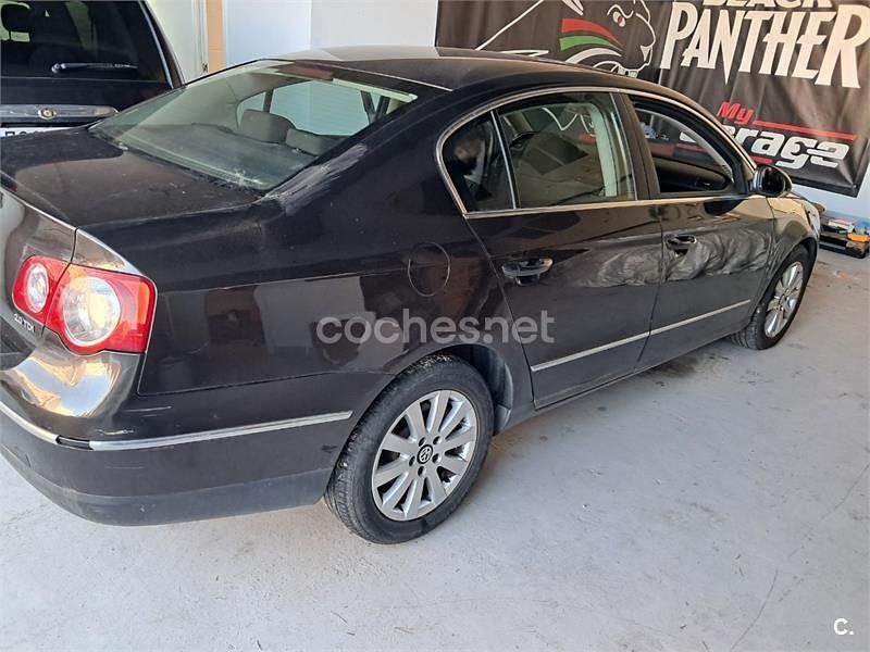 Usado VW Passat Highline 140 CV (102 kW) 2006 Negro Berlina