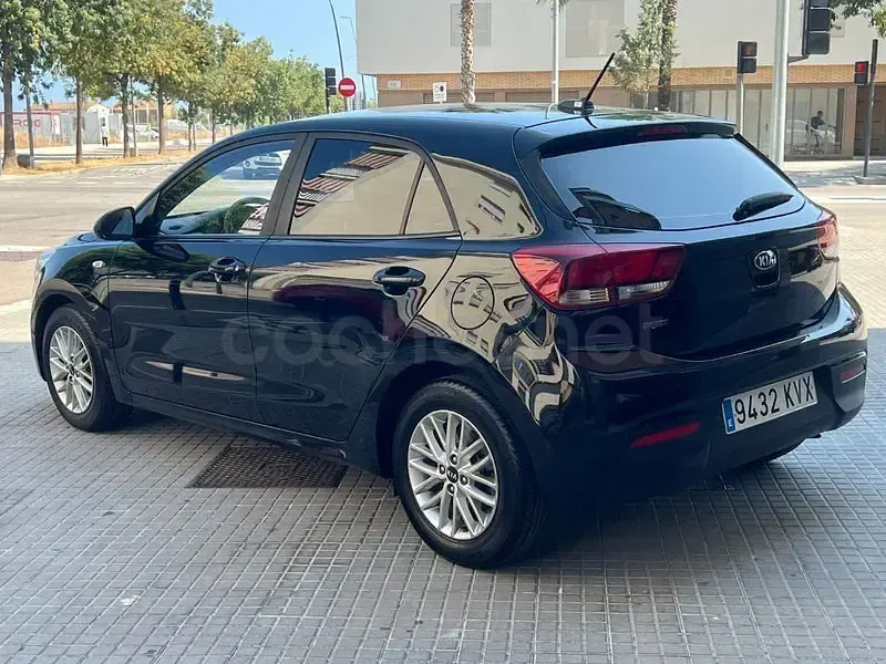 Usado Kia Rio 84 CV (61 kW) 2019 Negro Berlina