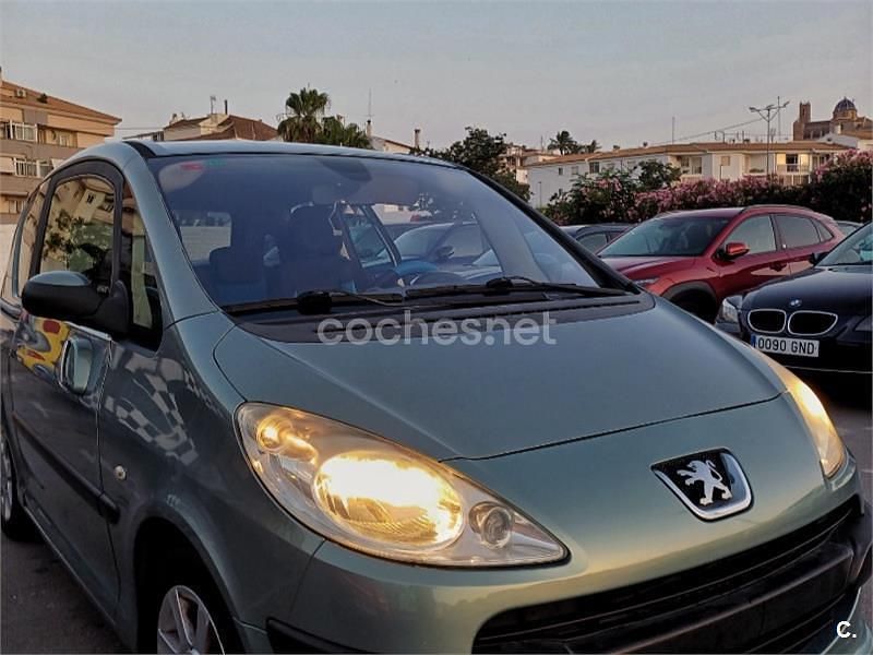 Usado Peugeot 1007 70 CV (51 kW) 2006 Azul Monovolumen