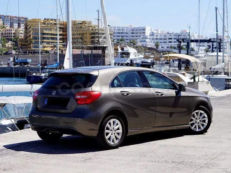 Usado Mercedes A180 Style 122 CV (89 kW) 2013 Marrón Berlina