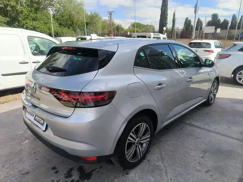 Usado Renault Mégane II Zen 115 CV (84 kW) 2022 Gris / plata Berlina