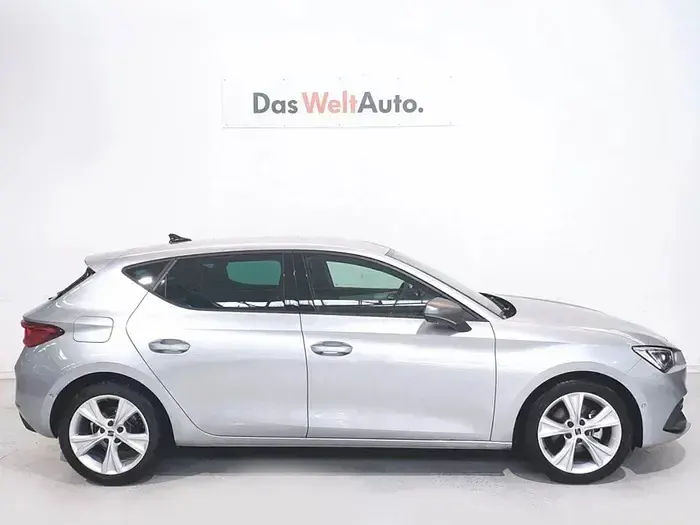 Usado Seat Leon FR 130 CV (95 kW) 2023 Gris plata Berlina
