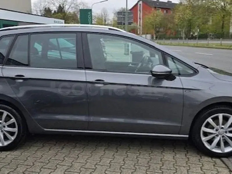 Usado VW Golf Sportsvan Advance 130 CV (95 kW) 2018 Gris / plata Monovolumen