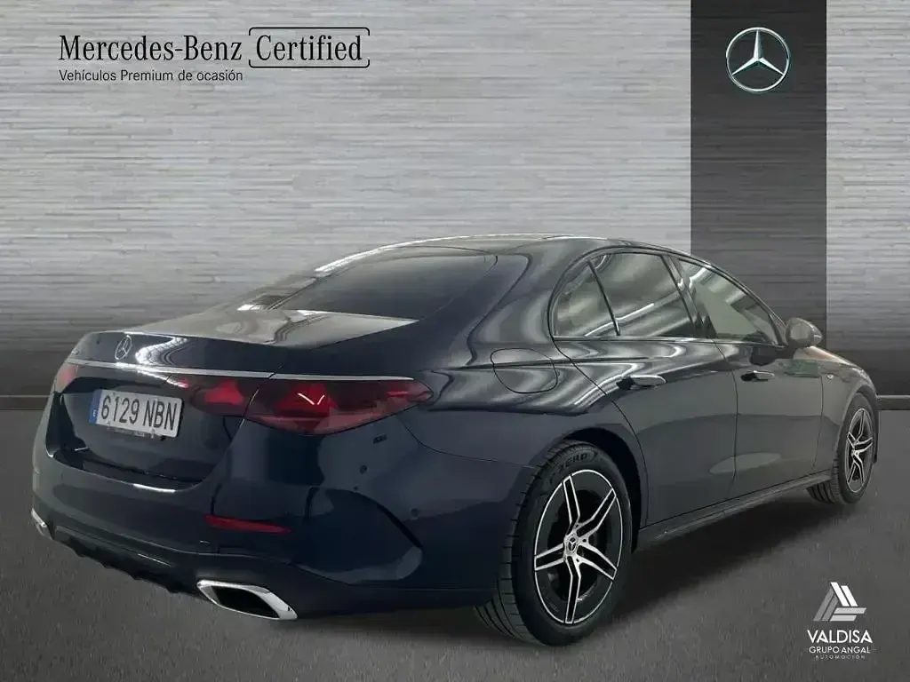 Usado Mercedes E300 AMG line 313 CV (230 kW) 2025 Azul Familiar