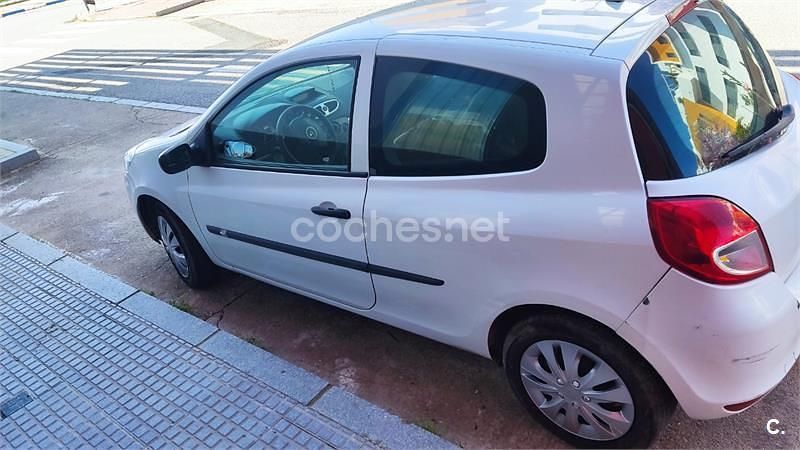 Usado Renault Clio IV Business 75 CV (55 kW) 2012 Blanco Berlina