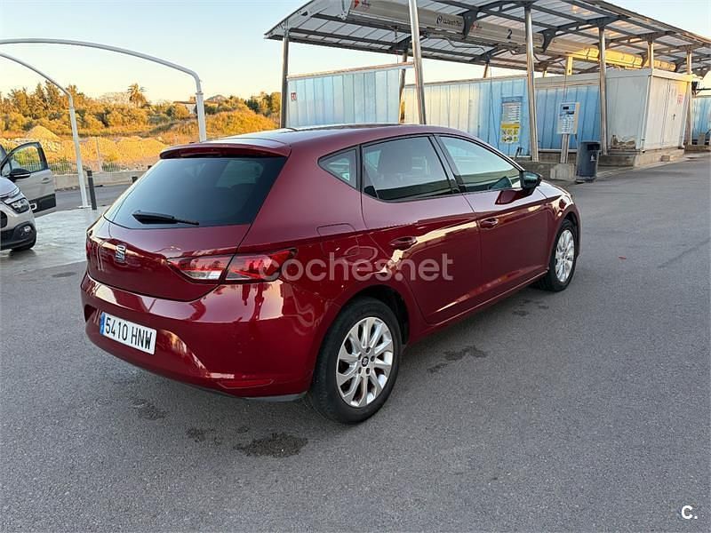 Usado Seat Leon Style 105 CV (77 kW) 2013 Rojo Berlina