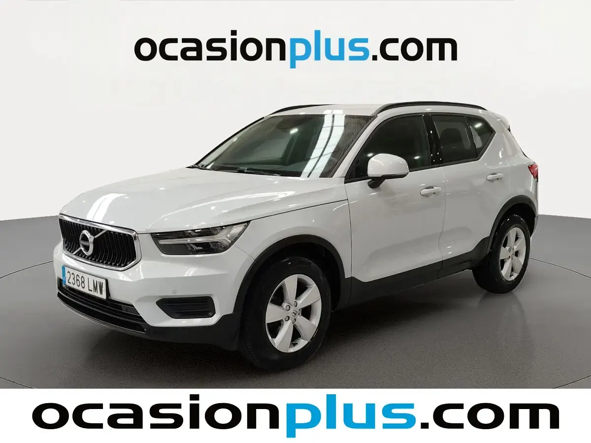 Käytetty Volvo XC40 Momentum 129 HP (94 kW) 2021 Katumaasturi