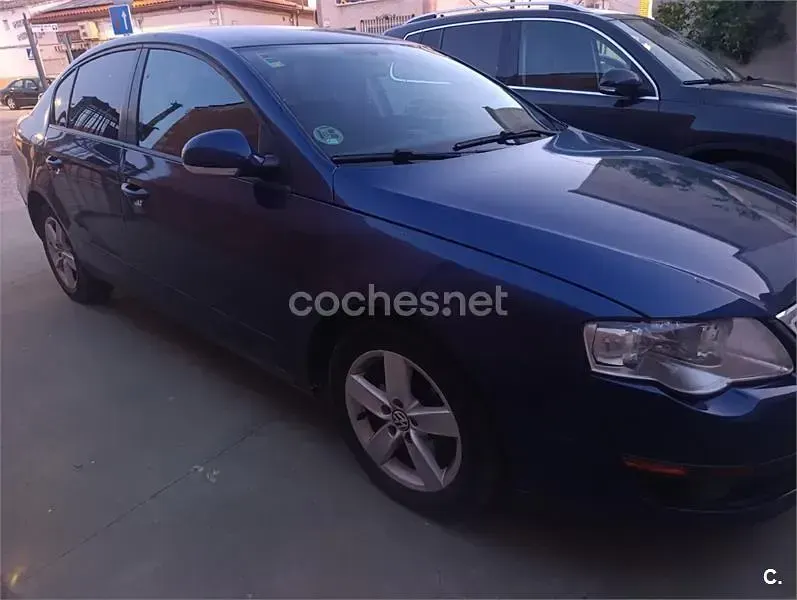 Usado VW Passat Trendline 140 CV (102 kW) 2006 Azul Berlina