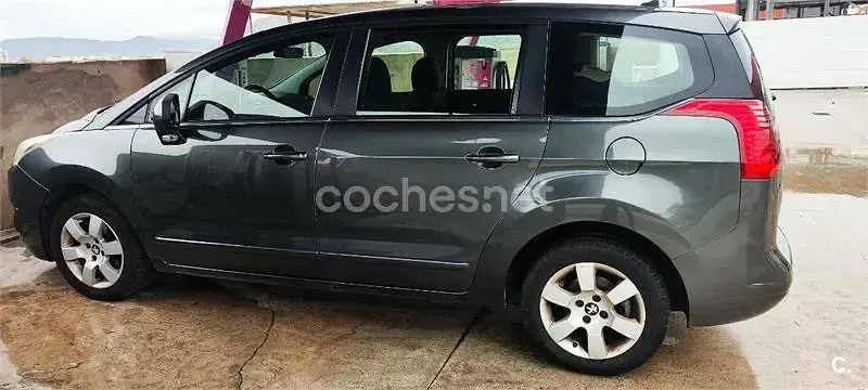 Usado Peugeot 5008 Active 120 CV (88 kW) 2016 Negro Monovolumen