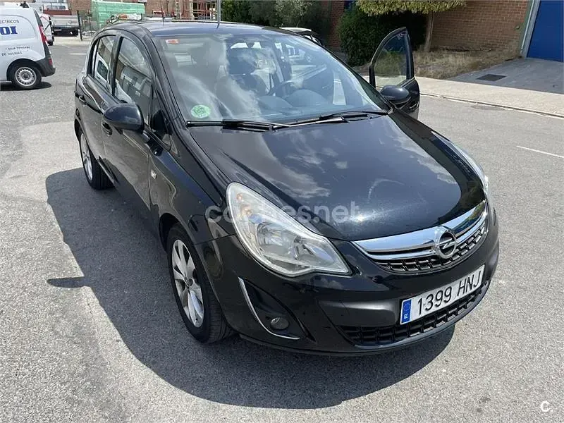 Usado Opel Corsa Selective 100 CV (73 kW) 2012 Negro Utilitario