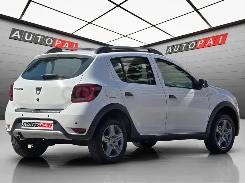 Usado Dacia Sandero Comfort 90 CV (66 kW) 2020 Blanco Berlina