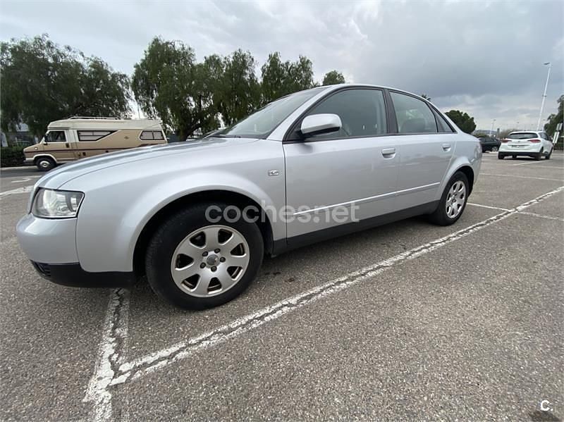 Usado Audi A4 115 CV (84 kW) 2001 Gris / plata Berlina