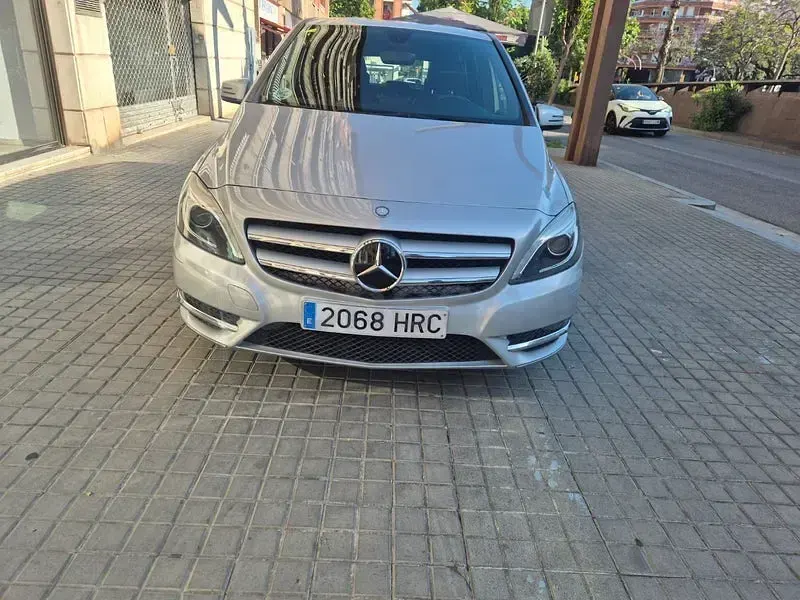 Usado Mercedes B180 109 CV (80 kW) 2013 Gris / plata Utilitario