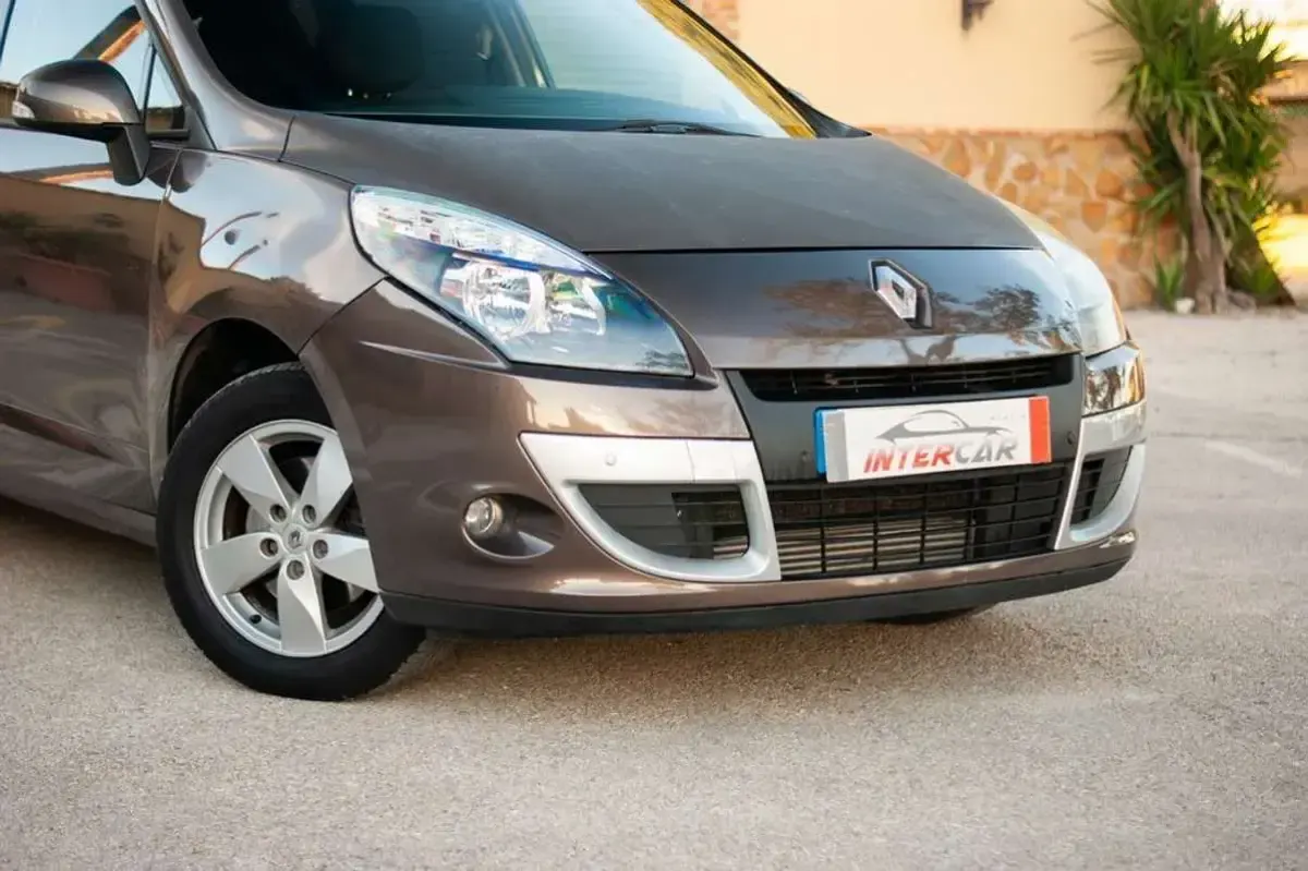 Usado Renault Scenic E-Tech Dynamique 106 CV (77 kW) 2010 Beige Monovolumen