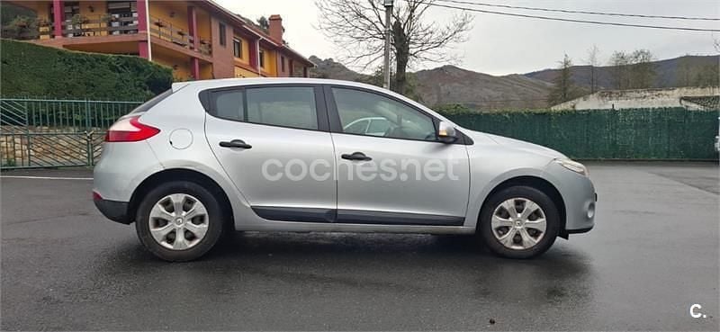 Usado Renault Mégane Authentique 100 CV (73 kW) 2010 Gris / plata Berlina