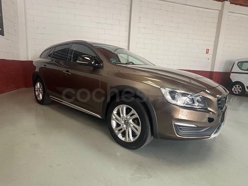 Usado Volvo V60 CC Momentum 150 CV (110 kW) 2018 Marrón Familiar
