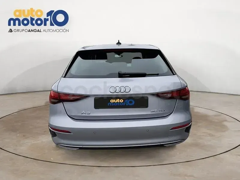 Usado Audi A3 116 CV (85 kW) 2022 Gris / plata Berlina