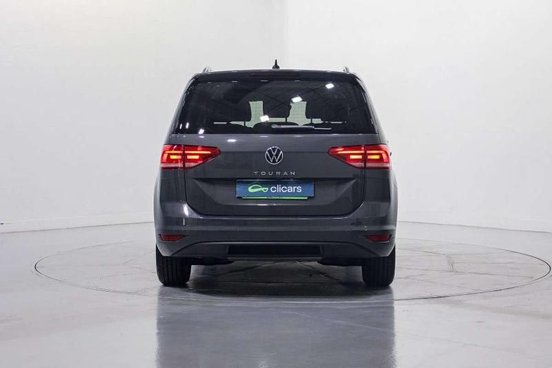 Usado VW Touran Advance 150 CV (110 kW) 2022 Gris Monovolumen