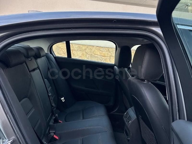 Usado Jaguar XE R-Sport 180 CV (132 kW) 2018 Gris / plata Berlina