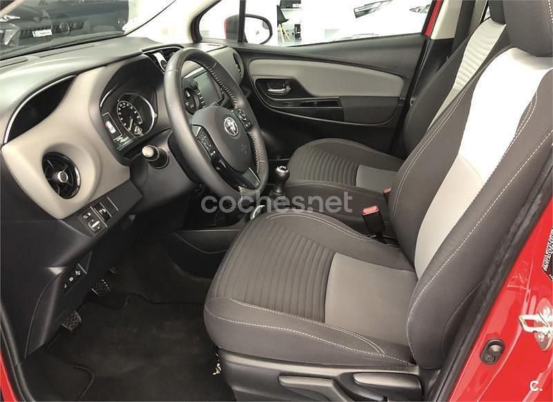 Usado Toyota Yaris Active 69 CV (50 kW) 2019 Rojo Berlina