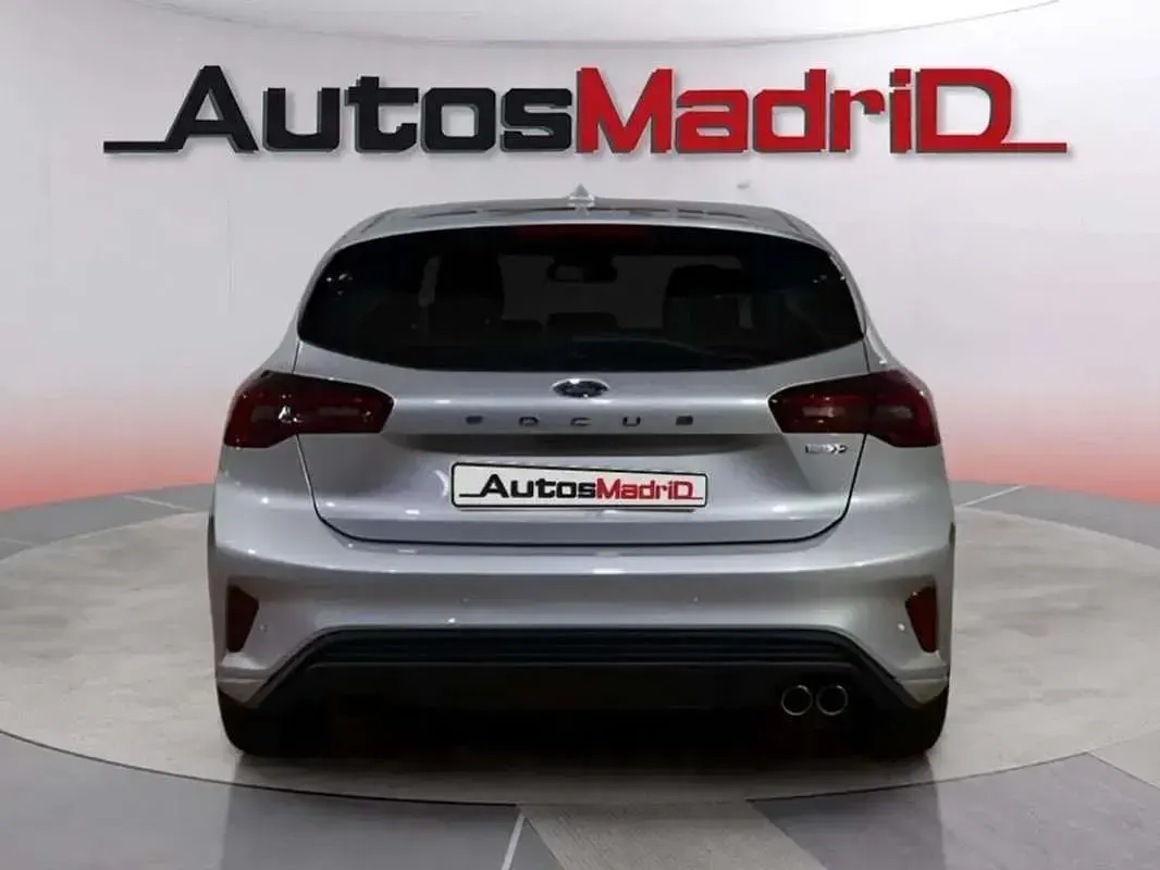 Usado Ford Focus ST-Line 125 CV (91 kW) 2023 Plateado Berlina