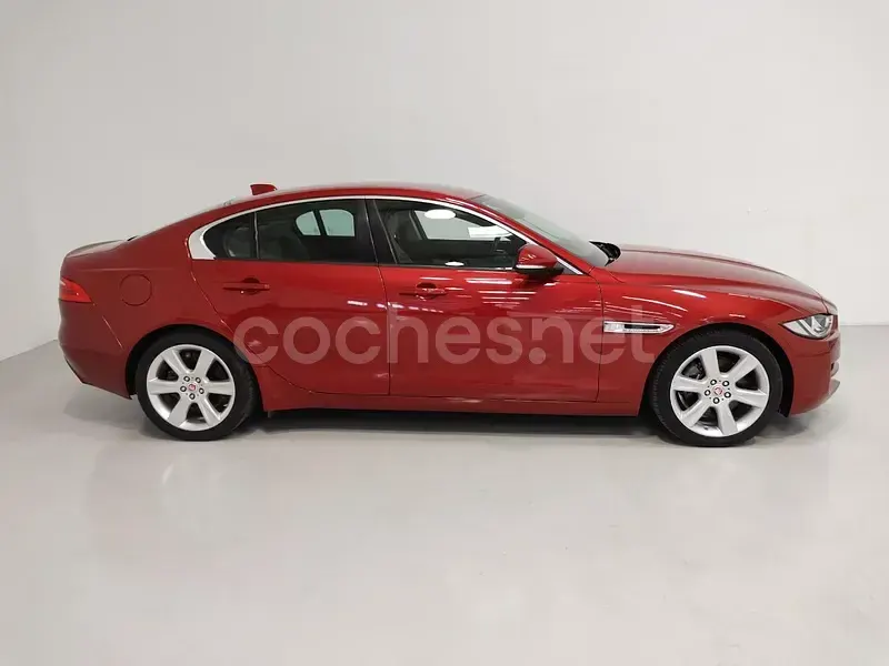 Usado Jaguar XE Pure 180 CV (132 kW) 2017 Granate Berlina