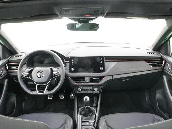 Usado Skoda Scala 115 CV (84 kW) 2025 Gris Utilitario