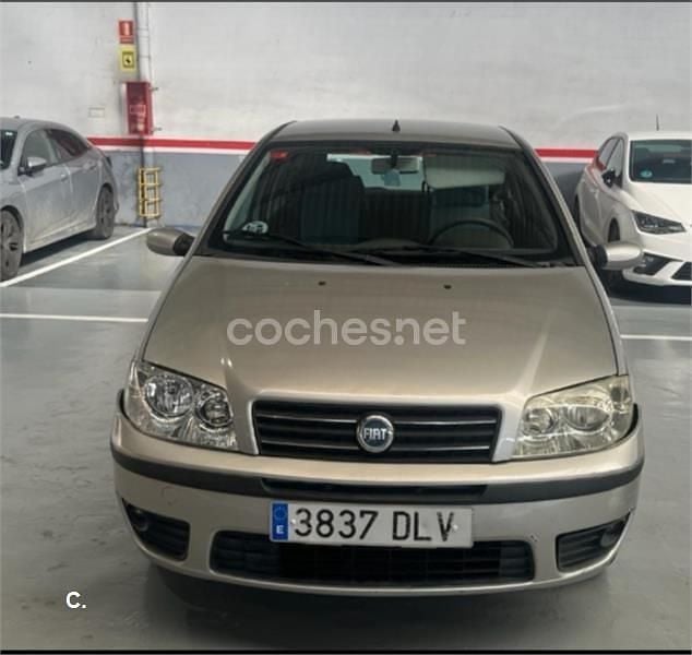 Usado Fiat Punto Dynamic 60 CV (44 kW) 2005 Gris / plata Utilitario