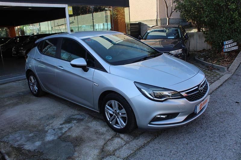 Usado Opel Astra Selective 110 CV (80 kW) 2018 Gris Familiar