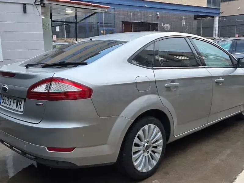 Usado Ford Mondeo Titanium 140 CV (102 kW) 2007 Gris / plata Berlina