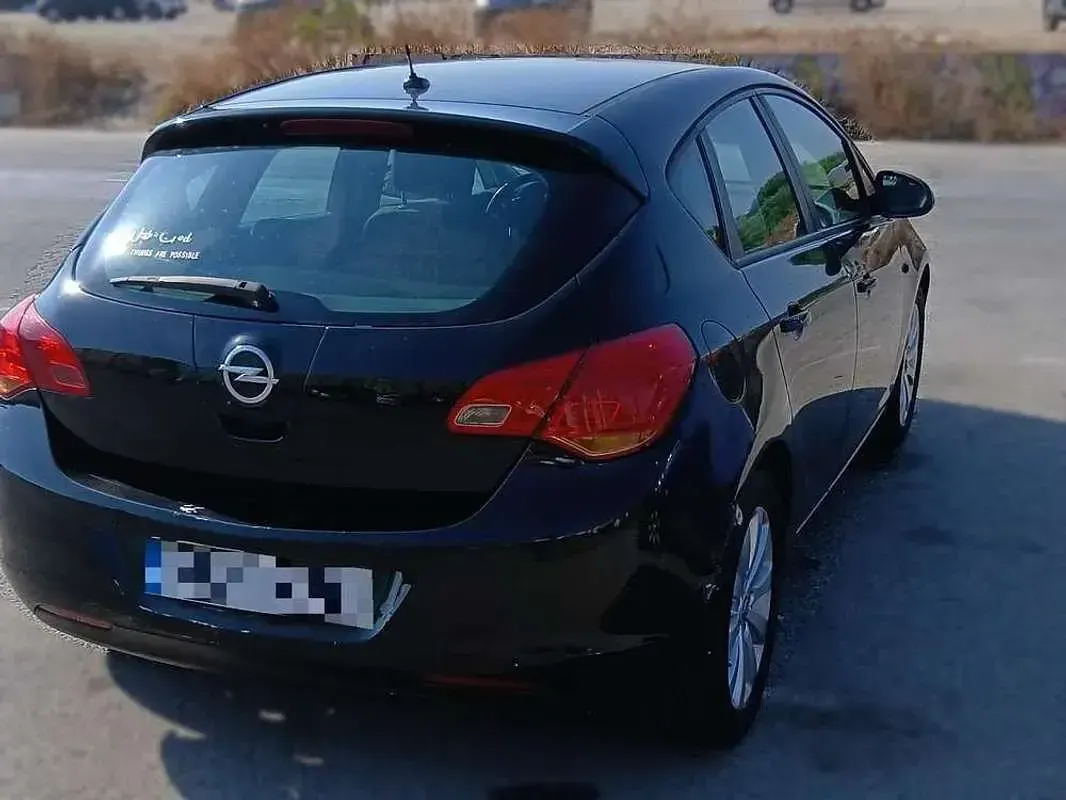 Usado Opel Astra Sport 110 CV (80 kW) 2011 Negro Utilitario